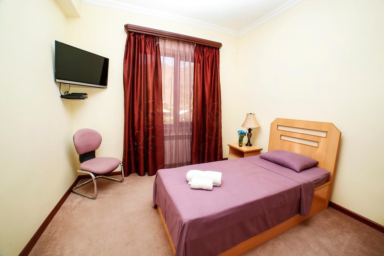 Amrots Hotel Vaykʼ Екстериор снимка